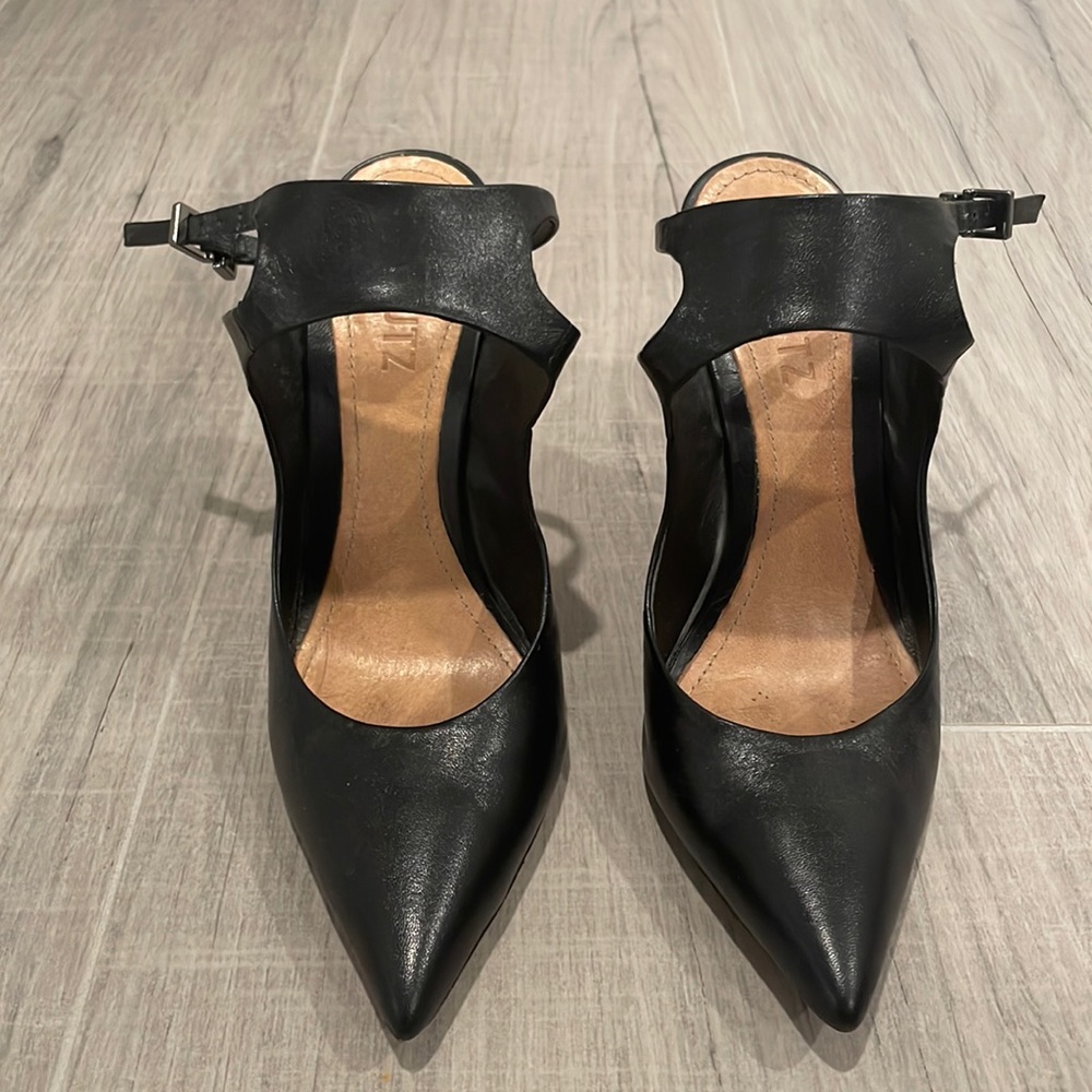 Black pumps